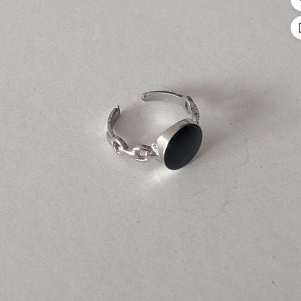 Silver chain ring with black center